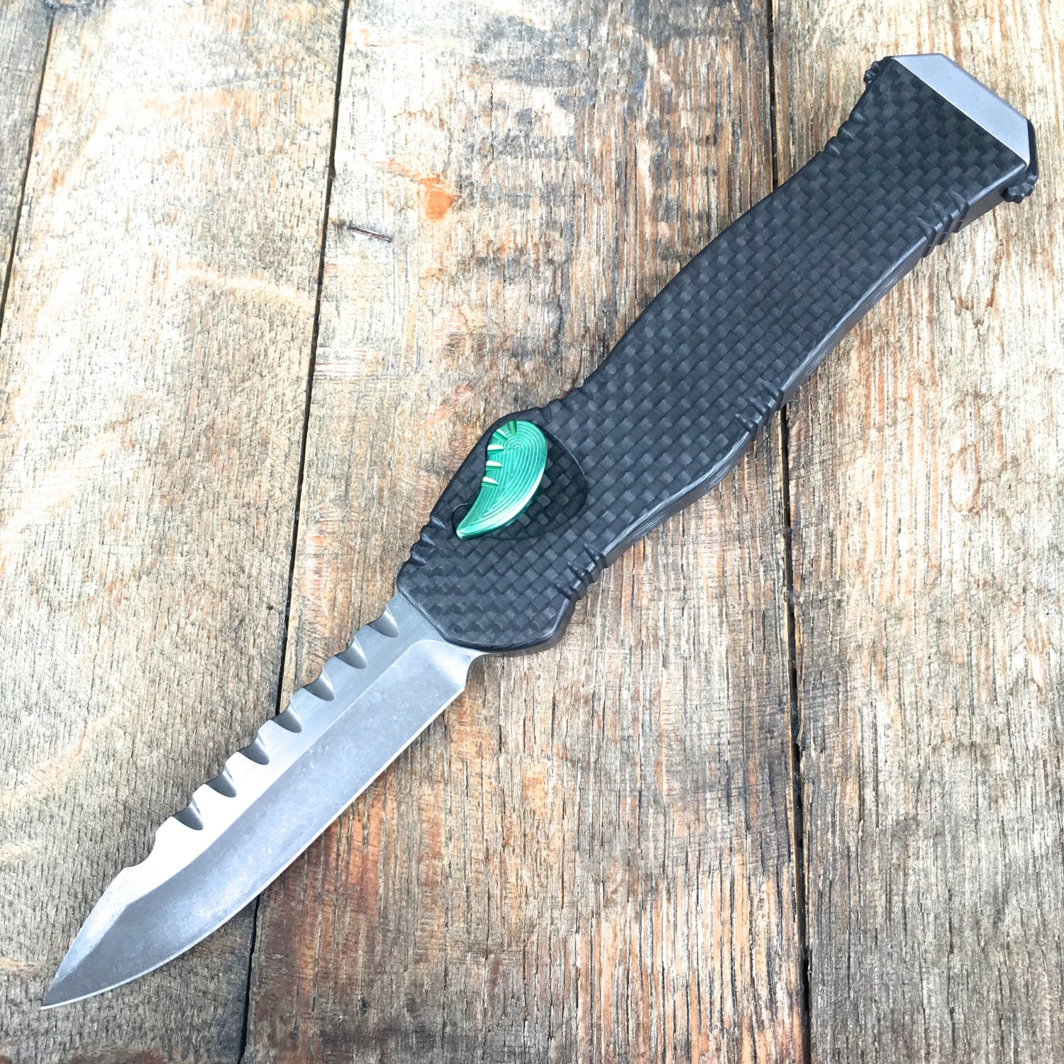 Heretic Knives Hydra Carbon Fiber (Green Ano Button) 3 Heretic Knives Hydra Carbon Fiber (Green Ano Button)